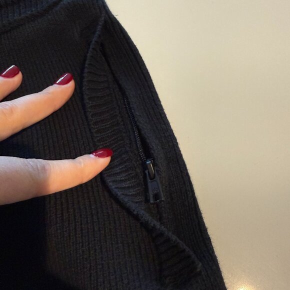 ALO Yoga Black Straight Leg Pants - Picture 4 of 5